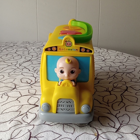 COCOMELON ALPHABET SCHOOL BUS - Picture 3 of 7
